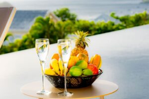 Coupe de fruits, ananas, mangues, banane. Villas lembah giri guadeloupe